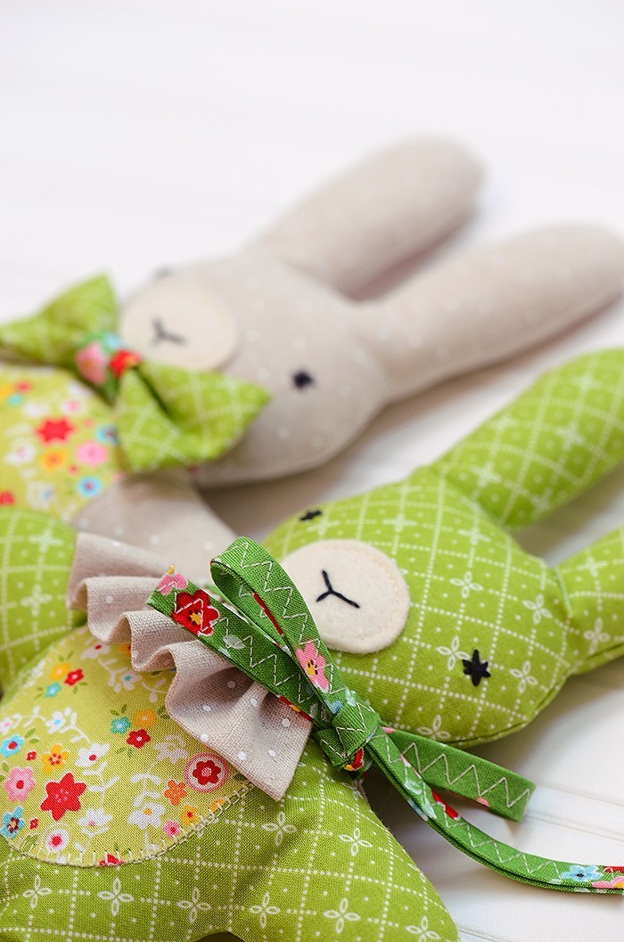 Three handmade stuffed animals, a bear, lamb and bunny. Drei handgemachte Kuscheltiere, Hase, Bär und Lämmchen. Softie pattern by / Nähanleitung von Nadra Ridgeway, ellis & higgs
