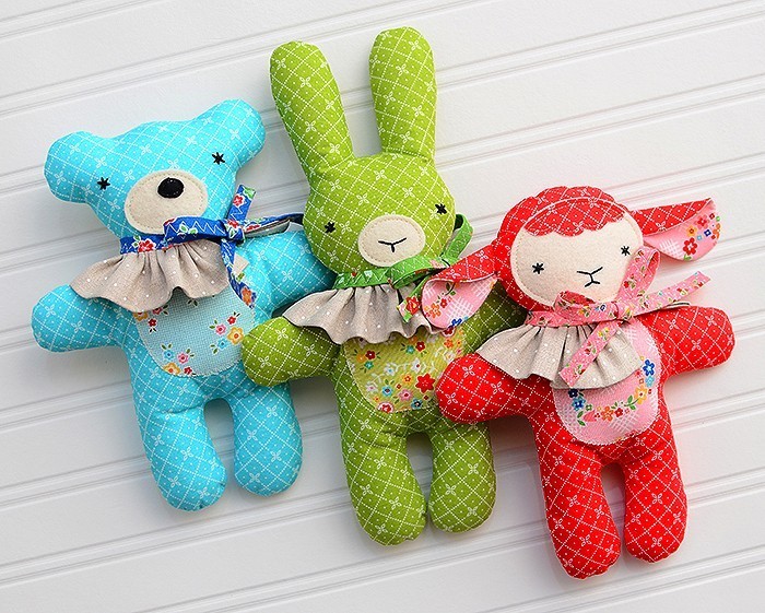 Three handmade stuffed animals, a bear, lamb and bunny. Drei handgemachte Kuscheltiere, Hase, Bär und Lämmchen. Softie pattern by / Nähanleitung von Nadra Ridgeway, ellis & higgs
