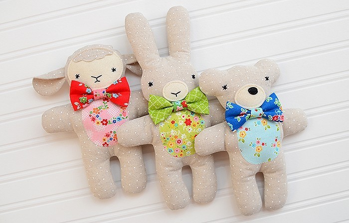Three handmade stuffed animals, a bear, lamb and bunny. Drei handgemachte Kuscheltiere, Hase, Bär und Lämmchen. Softie pattern by / Nähanleitung von Nadra Ridgeway, ellis & higgs