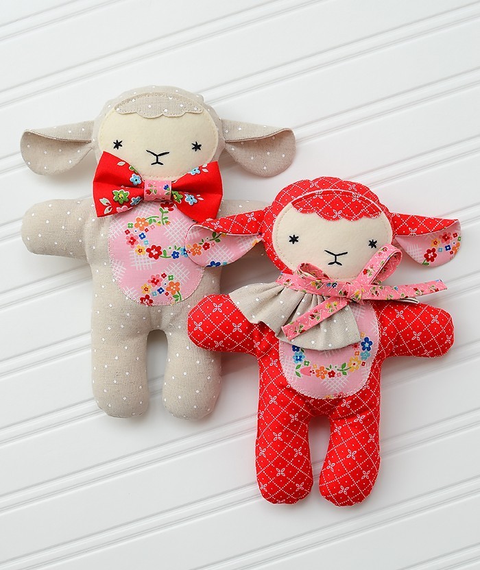Three handmade stuffed animals, a bear, lamb and bunny. Drei handgemachte Kuscheltiere, Hase, Bär und Lämmchen. Softie pattern by / Nähanleitung von Nadra Ridgeway, ellis & higgs