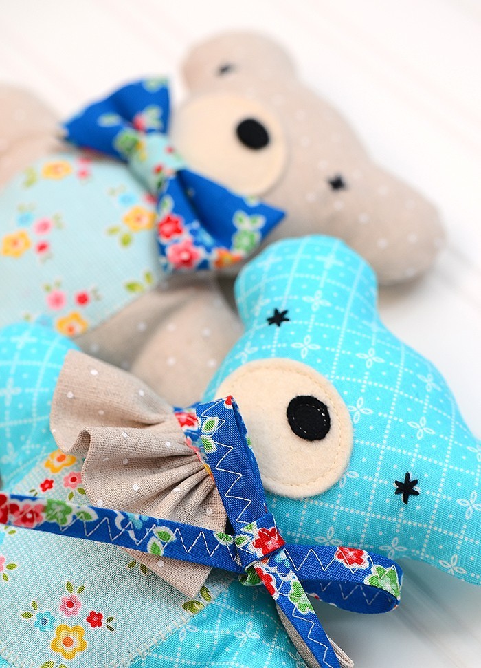 Three handmade stuffed animals, a bear, lamb and bunny. Drei handgemacht
e Kuscheltiere, Hase, Bär und Lämmchen. Softie pattern by / Nähanleitung von Nadra Ridgeway, ellis & higgs