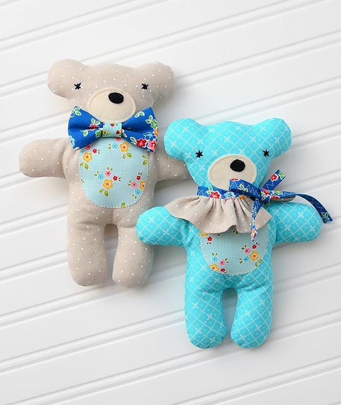 Three handmade stuffed animals, a bear, lamb and bunny. Drei handgemachte Kuscheltiere, Hase, Bär und Lämmchen. Softie pattern by / Nähanleitung von Nadra Ridgeway, ellis & higgs