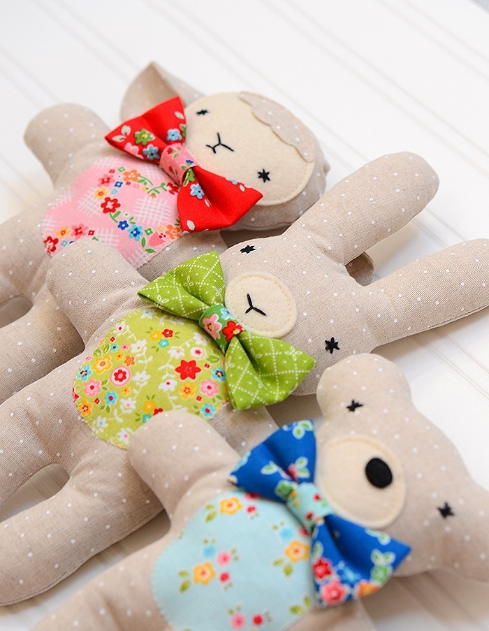 Three handmade stuffed animals, a bear, lamb and bunny. Drei handgemachte Kuscheltiere, Hase, Bär und Lämmchen. Softie pattern by / Nähanleitung von Nadra Ridgeway, ellis & higgs