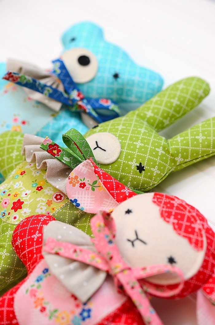 Three handmade stuffed animals, a bear, lamb and bunny. Drei handgemachte Kuscheltiere, Hase, Bär und Lämmchen. Softie pattern by / Nähanleitung von Nadra Ridgeway, ellis & higgs