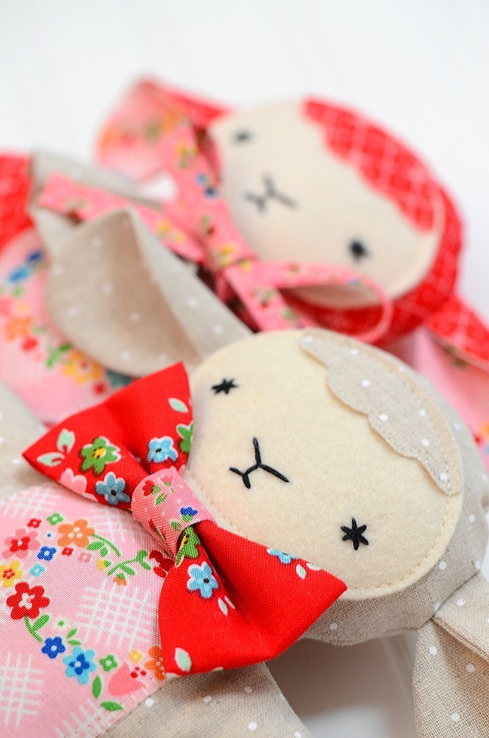 Three handmade stuffed animals, a bear, lamb and bunny. Drei handgemachte Kuscheltiere, Hase, Bär und Lämmchen. Softie pattern by / Nähanleitung von Nadra Ridgeway, ellis & higgs