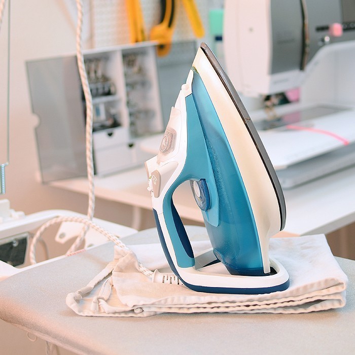 Bügeleisen auf einem Bügelbrett, Iron on Ironing Board. Patchwork & Quilting Basics - Patchwork-Zubehör