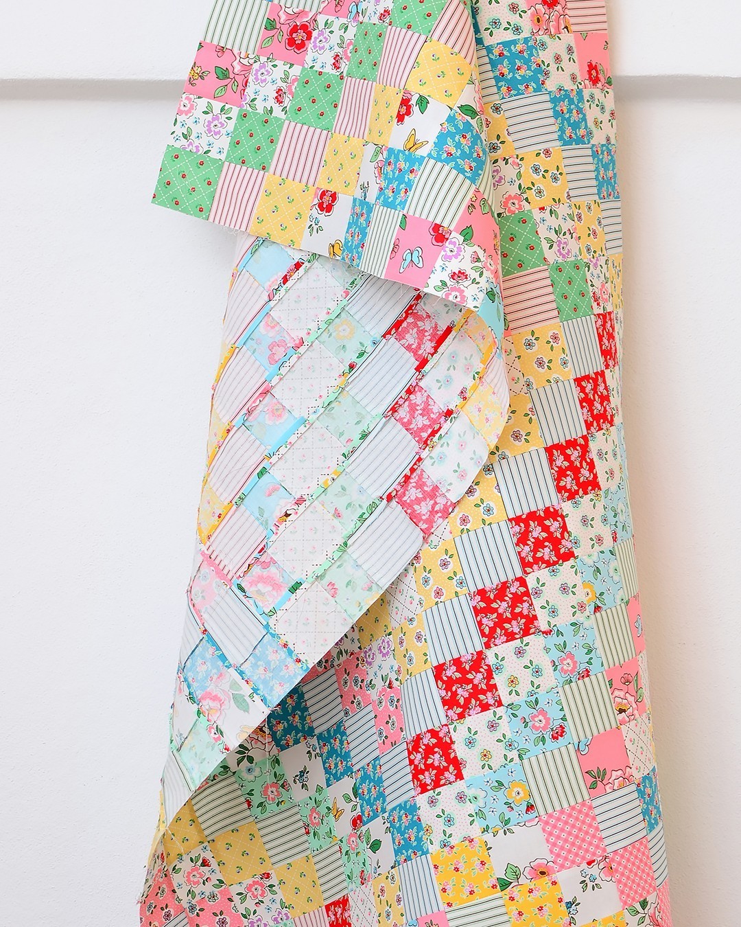 Scrappy Trip Arond the World Quilt - Mon Beau Jardin