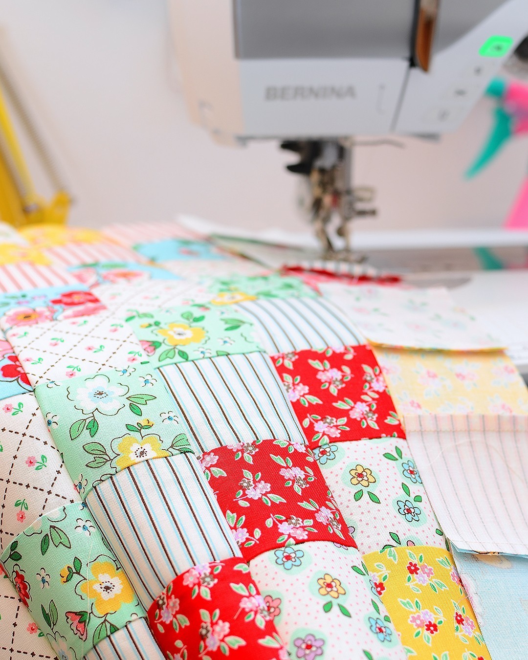 Scrappy Trip Arond the World Quilt - Mon Beau Jardin