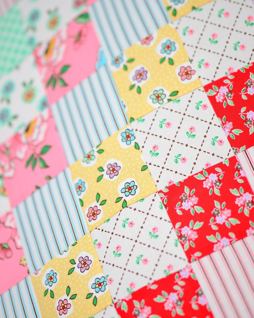 Scrappy Trip Arond the World Quilt - Mon Beau Jardin