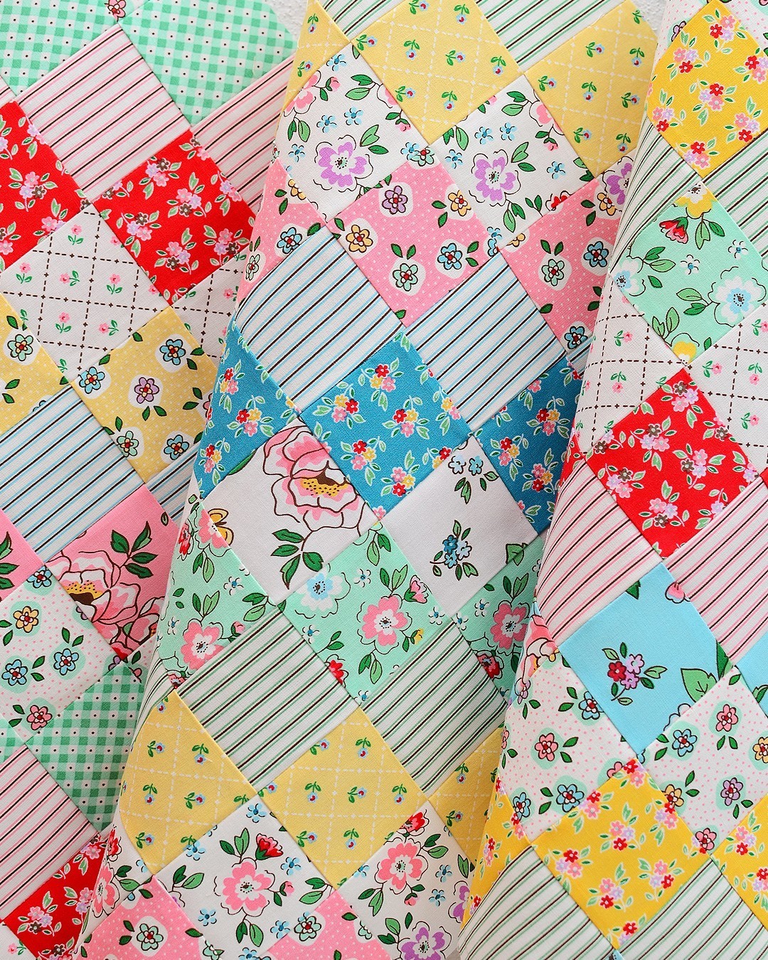 Scrappy Trip Arond the World Quilt - Mon Beau Jardin