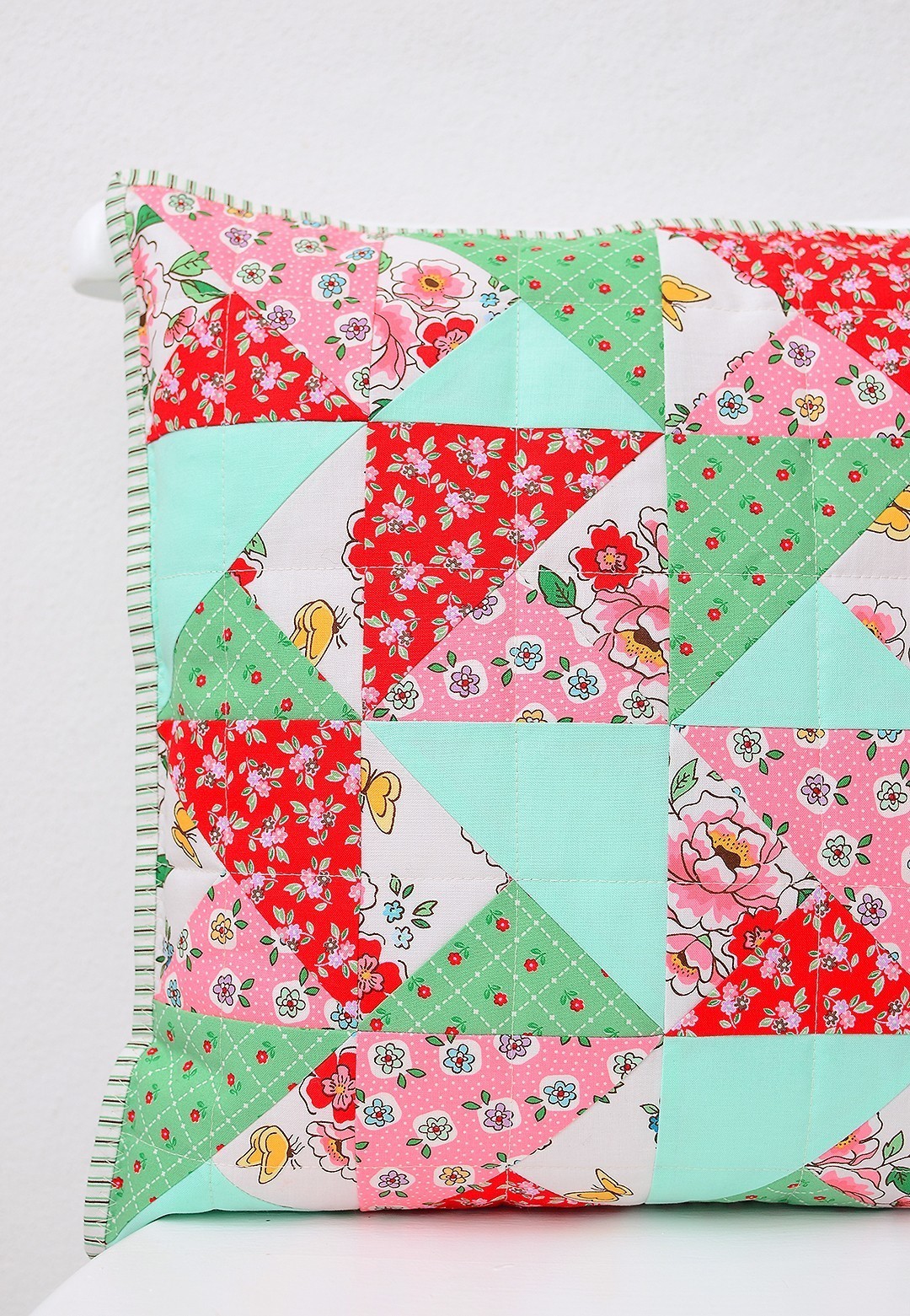 How to make a simple quilted pillow - a free quilt pattern and tutorial