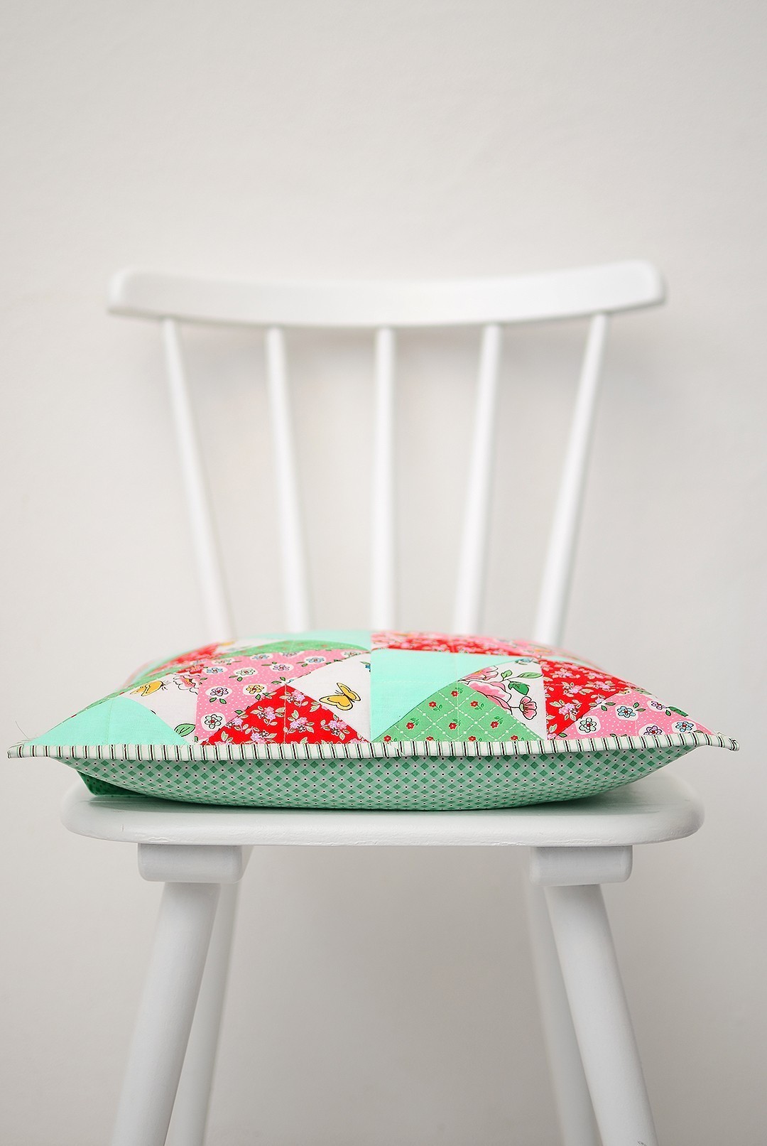 How to make a simple quilted pillow - a free quilt pattern and tutorial