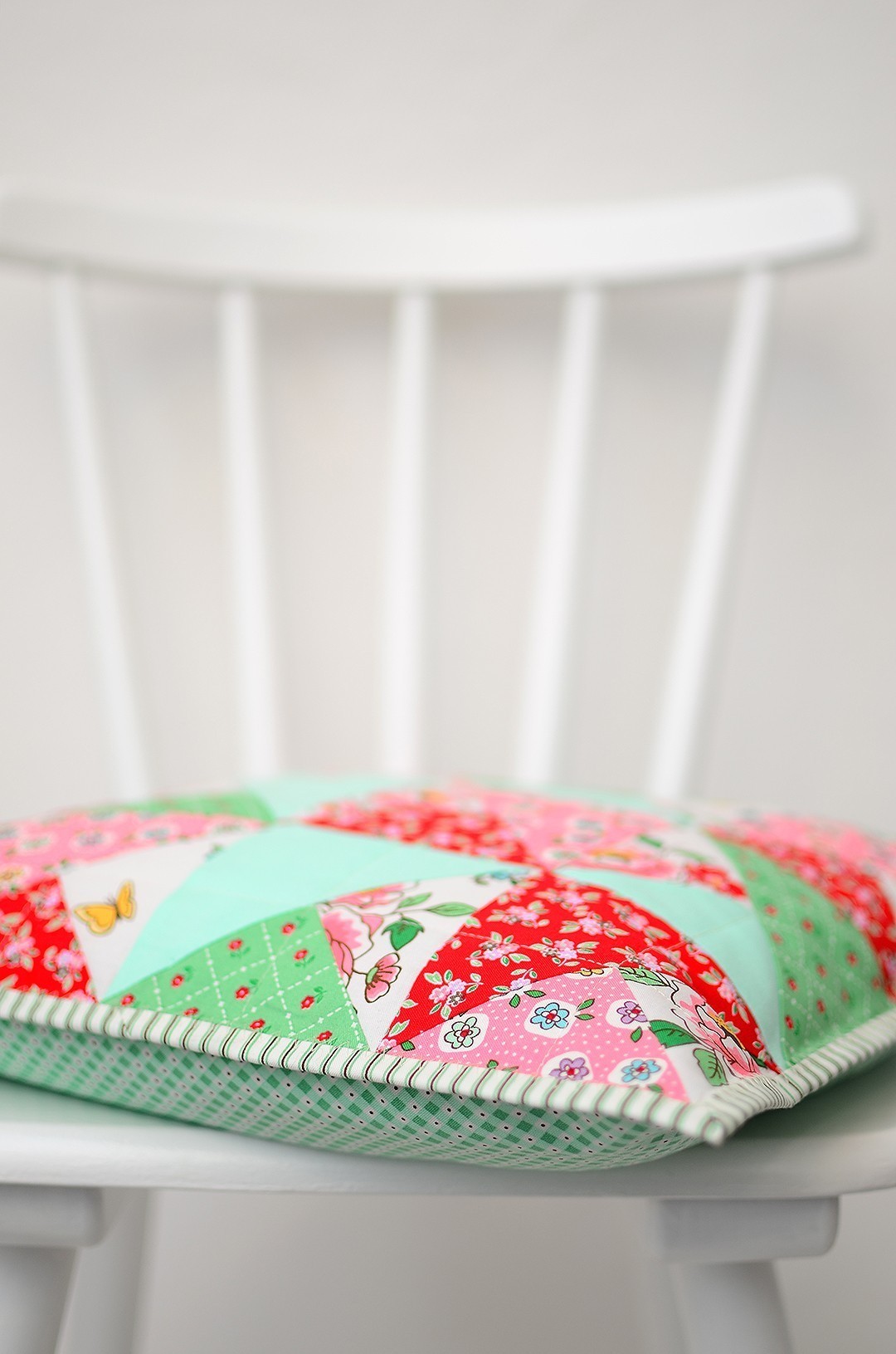 How to make a simple quilted pillow - a free quilt pattern and tutorial