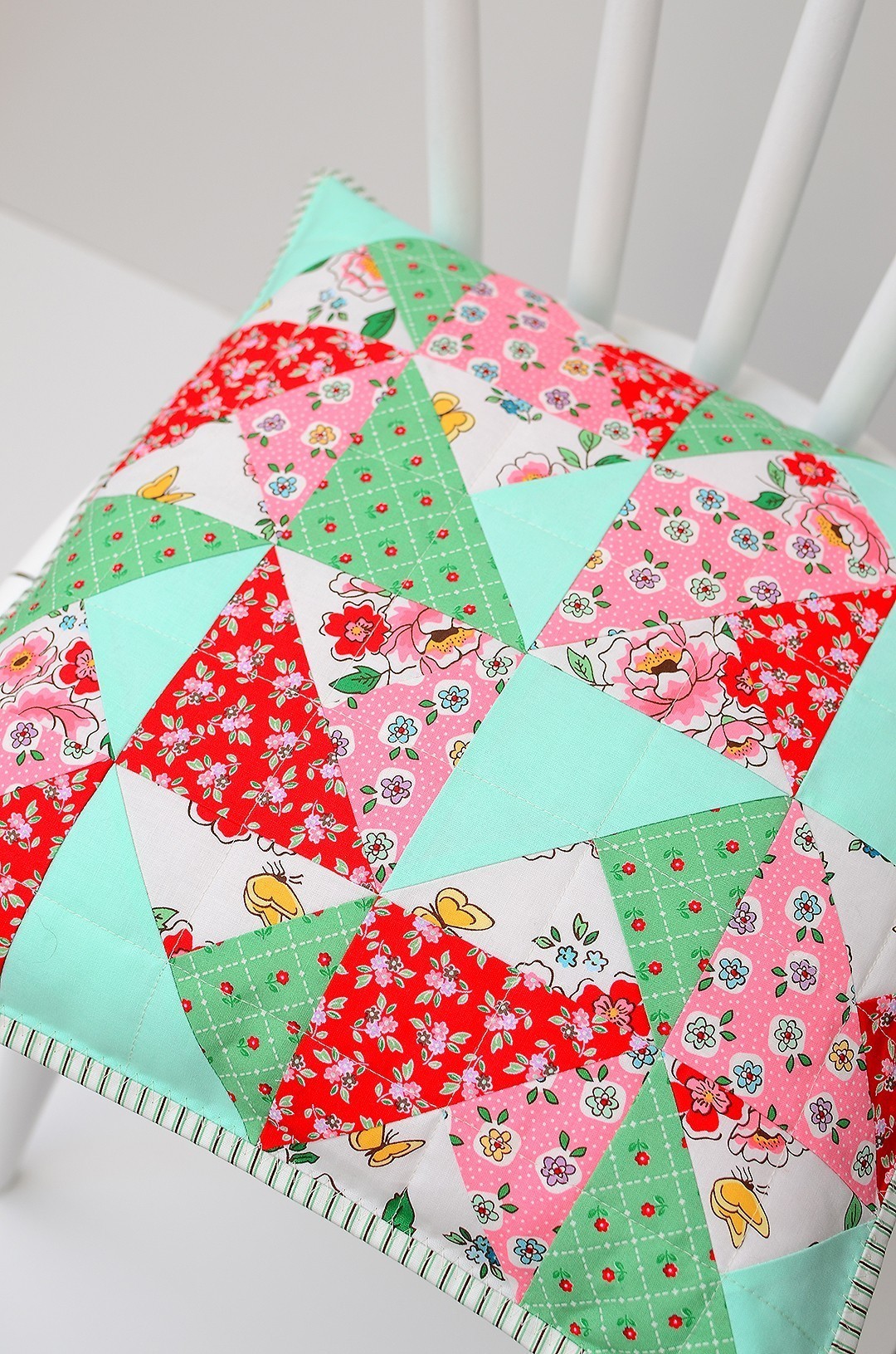 How to make a simple quilted pillow - a free quilt pattern and tutorial