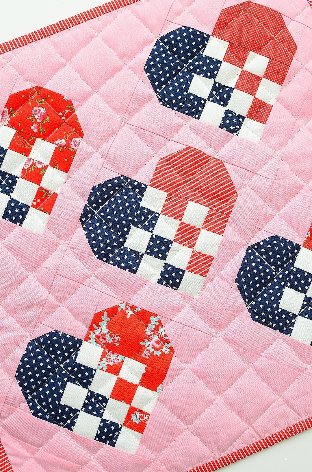 Patriotic quilt pattern with hearts in red, white and blue