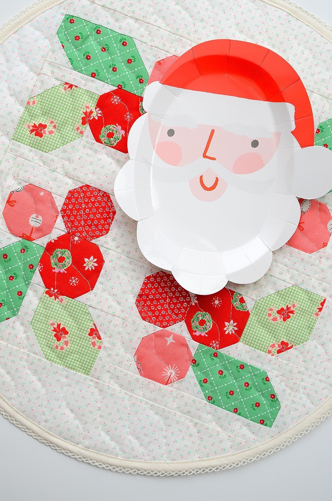 Holly Berry table topper - a free tutorial