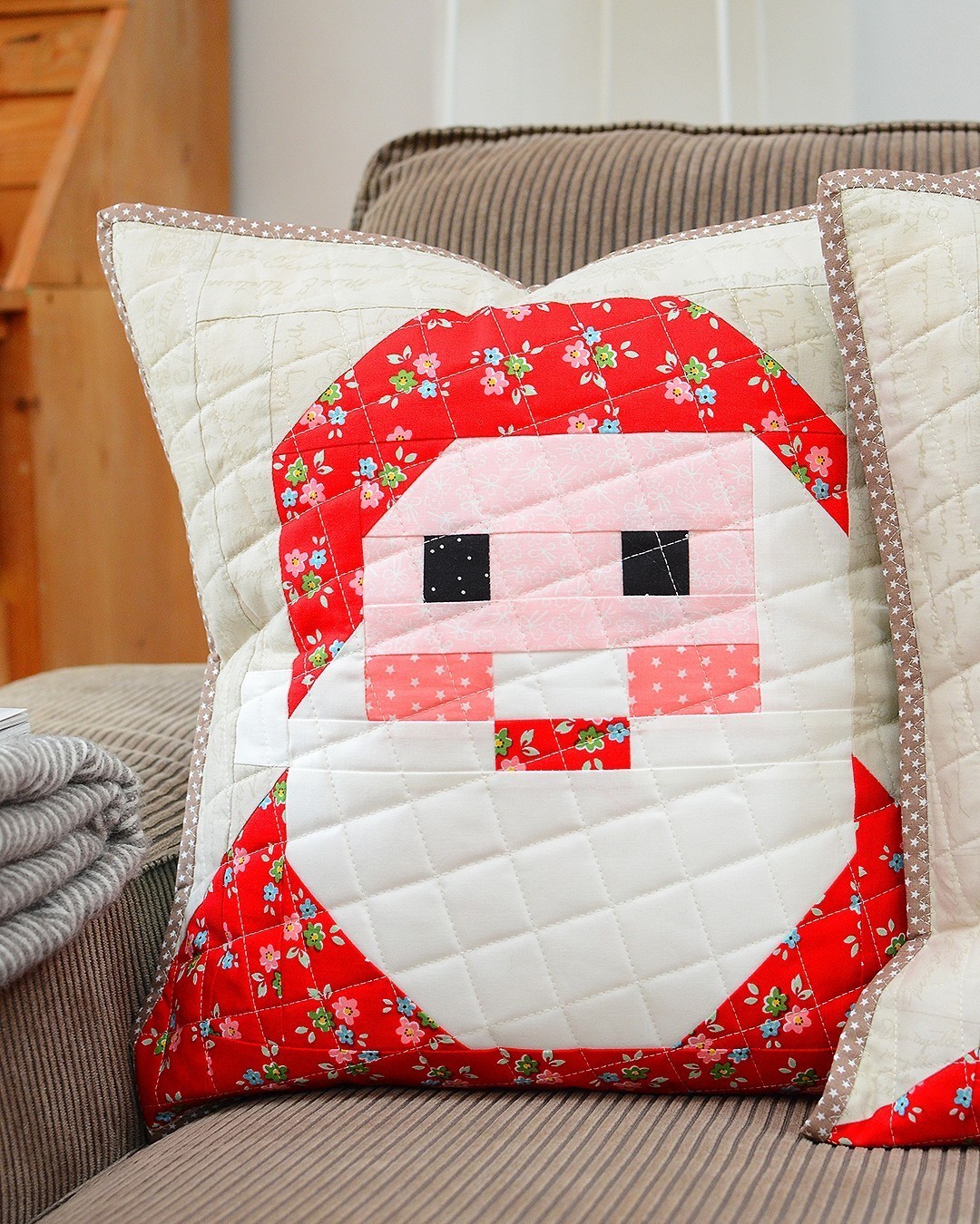 Santa Claus and Mrs. Santa Claus quilted pillow - a free tutorial