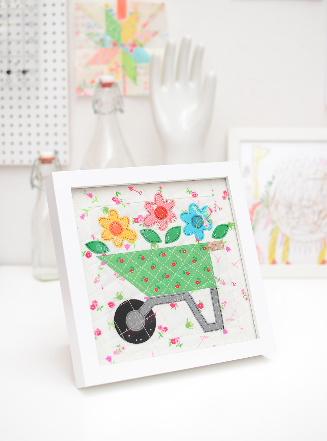 Wheelbarrow Planter Mini Quilt tutorial - an easy quilt pattern by ellis & higgs