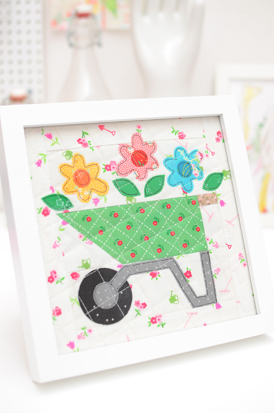 Wheelbarrow Planter Mini Quilt tutorial - an easy quilt pattern by ellis & higgs
