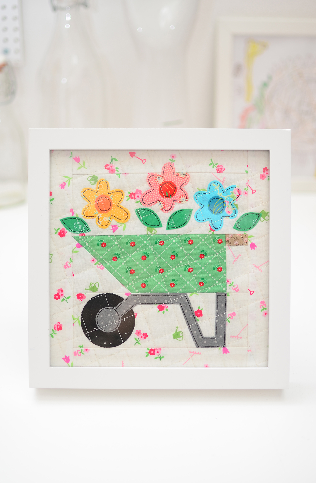 Wheelbarrow Planter Mini Quilt tutorial - an easy quilt pattern by ellis & higgs