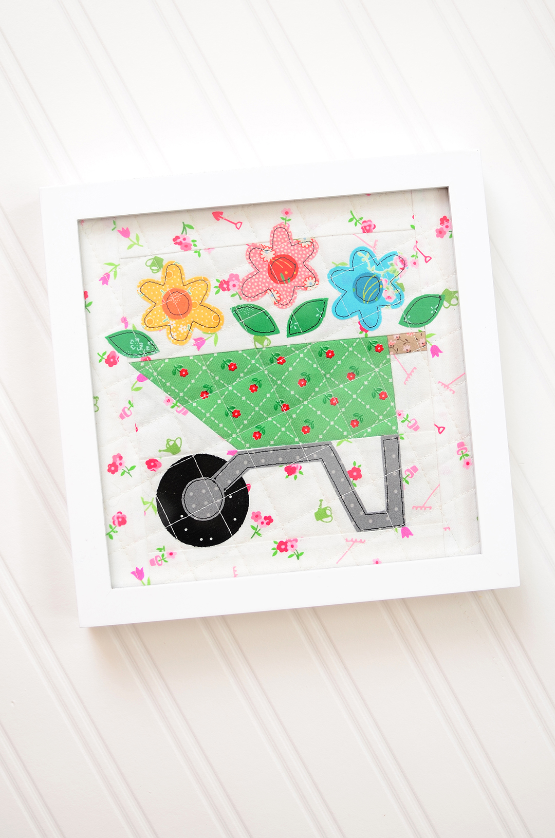 Wheelbarrow Planter Mini Quilt tutorial - an easy quilt pattern by ellis & higgs
