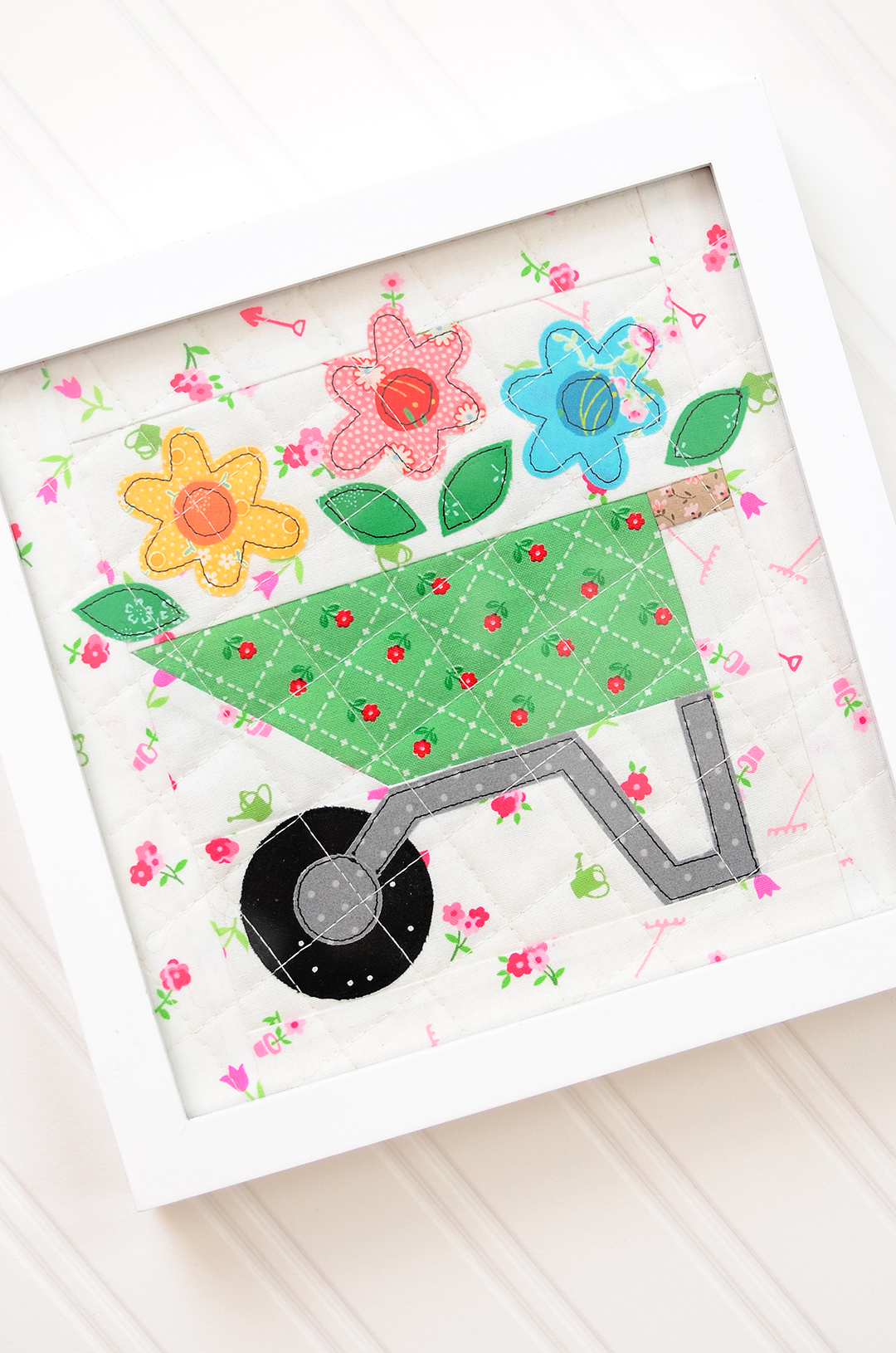 Wheelbarrow Planter Mini Quilt tutorial - an easy quilt pattern by ellis & higgs