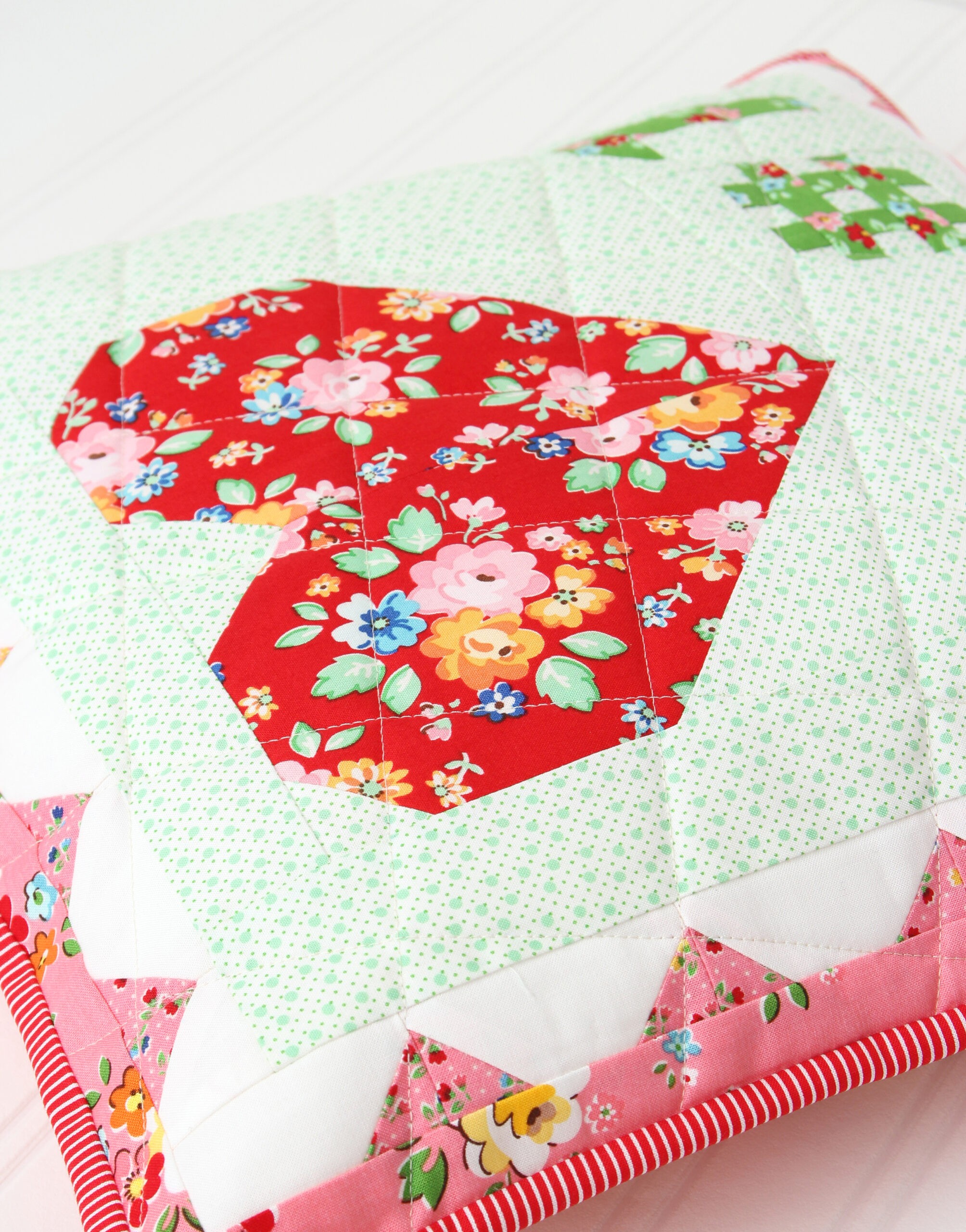 heart-quilt-pattern-heart-quilt-pattern-postage-stamp-pillow-pattern-nadra-ridgeway-ellis-and-higgs-2 Heart quilt pattern - Postage Stamp pillow pattern