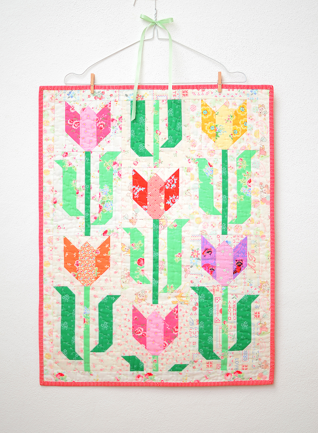 Tulip Mini Quilt - an easy quilt pattern by Nadra Ridgeway of ellis & higgs